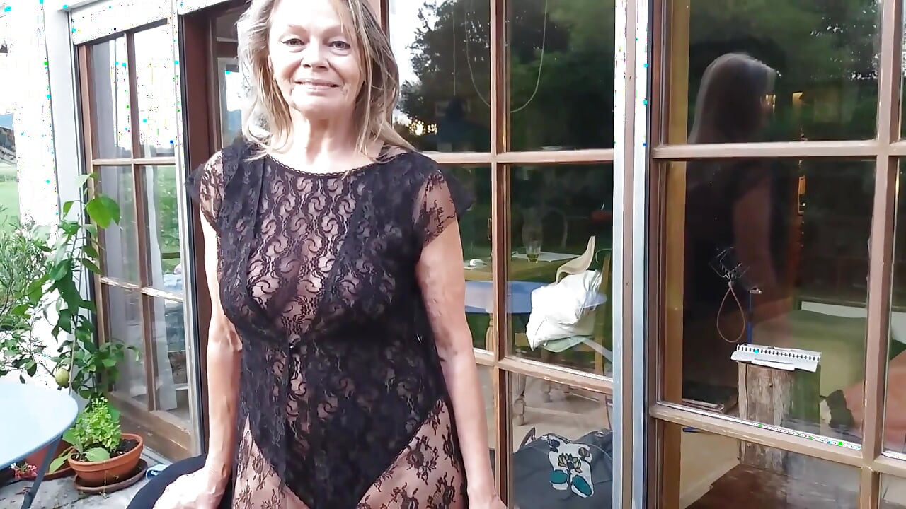 Uma mulher madura mostra sua figura ao ar livre em um body de renda!