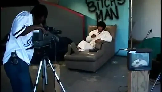 Bayan adam yatakta iki istekli sürtük tarafından sikini emdiriyor