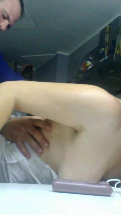 Milf fierbinte futută dur în timp ce suge vibratorul și îmi linge saliva