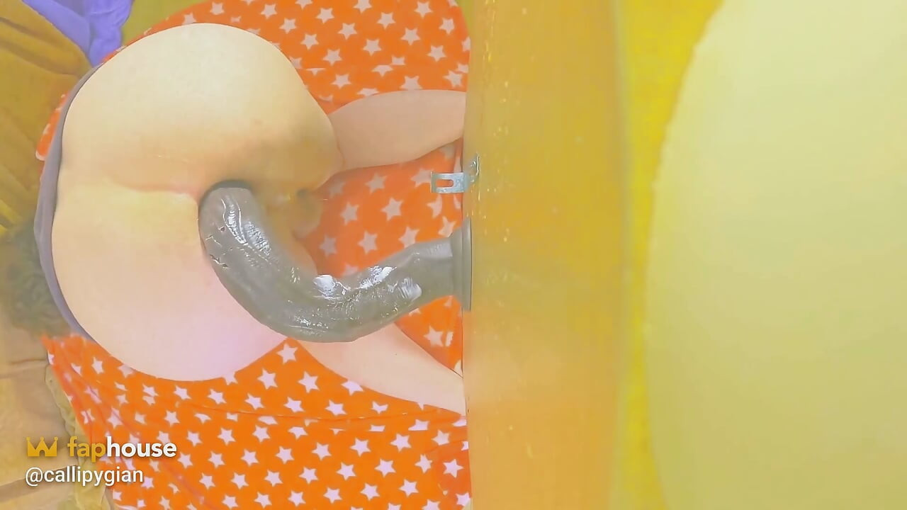 Thicc femboy ko uski gand men bara kaala land vaala dildo milta hai