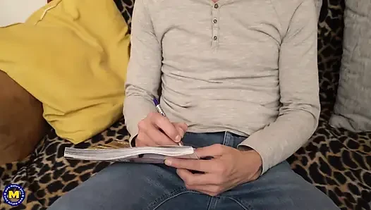 Sarışın orta yaşlı seksi kadın amcığını adamın yarağıyla sikiyor