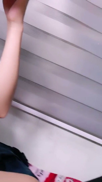 18歳の学生が合格と引き換えに教師を誘惑 | クリップ 1