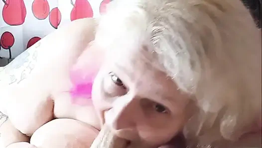 Показывает свои сосающие навыки, часть 1