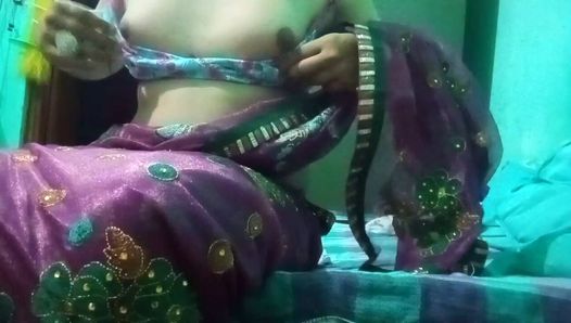 Un travesti indien gay en sari rose presse et trait ses seins si fort et aime le sexe hardcore