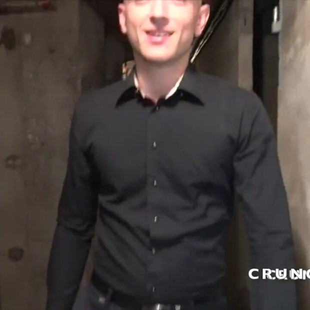 アラブのふしだらな女は、ディスクリート地下室で2人のまっすぐな男の子に生で犯さ