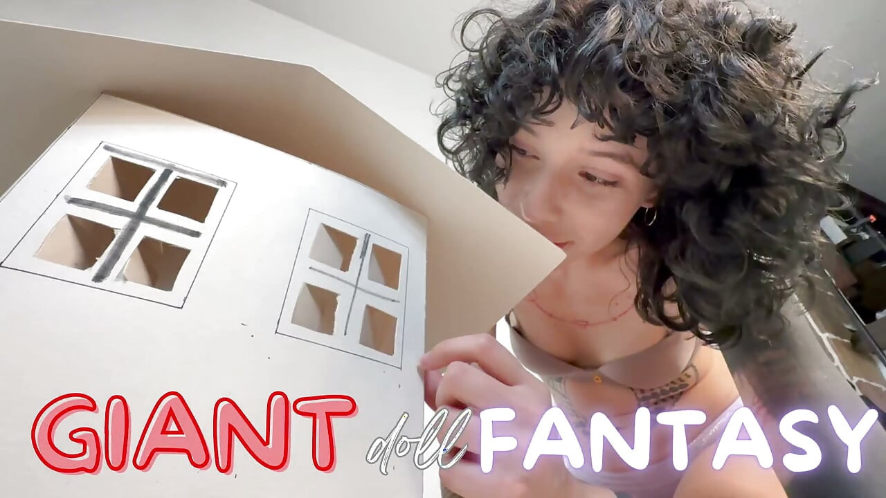 Fantasía con muñeca gigante
