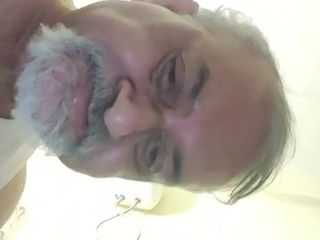 Un très vieux papi gay indien montre sa bite
