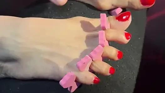 4.5 beden ayaklarını boyatıyor