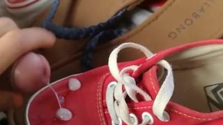 Ejaculare pe pantofi roșii de dubă