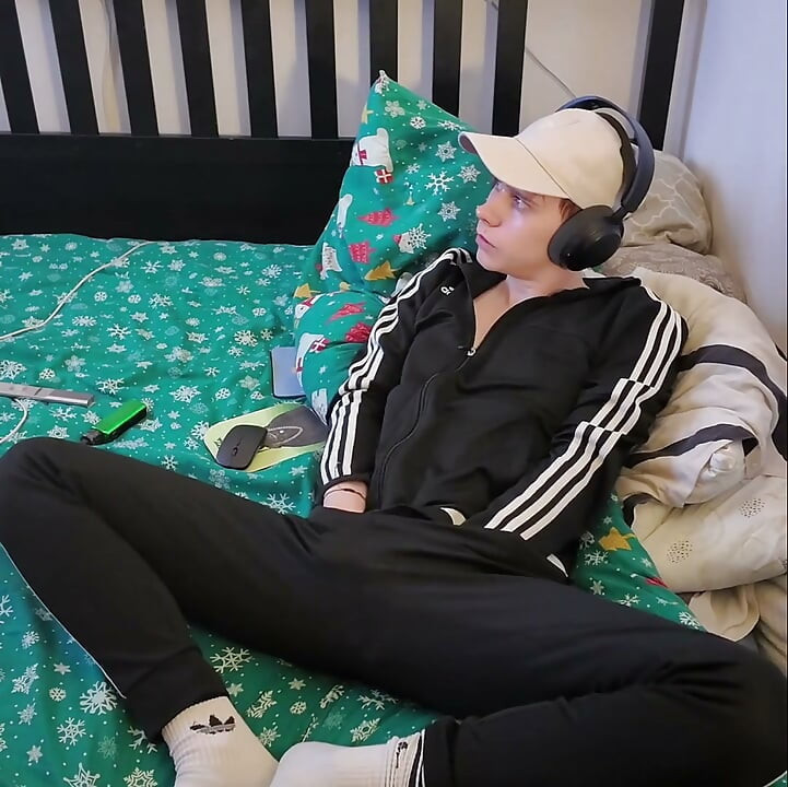 Young twingo jerking off and playing his ass