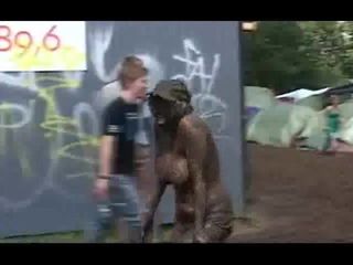 ロスキレ祭で泥で覆われたトップレスのデンマーク人少女