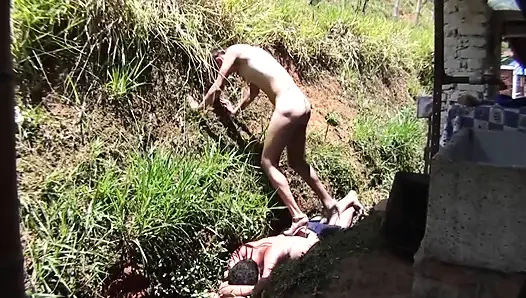 Çıplak bebek kölesini arka bahçede sikiyor