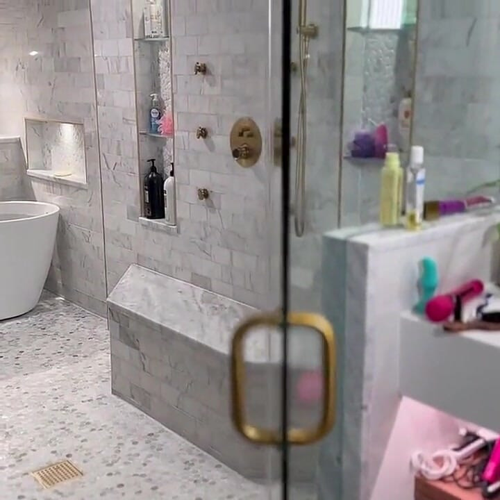 Sultry Soak: Giana's Naughty Bath Tease