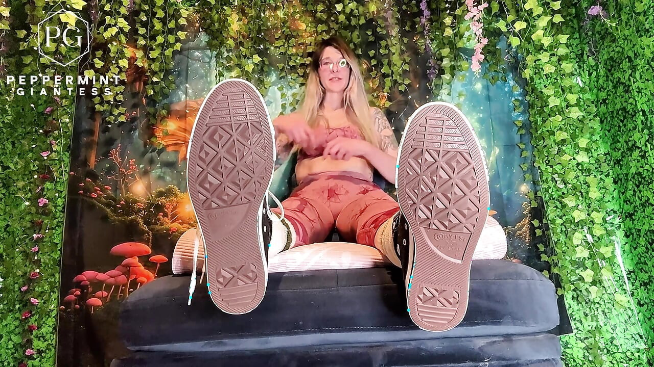 67 media madrastra amazona después de la dominación del yoga de 16 pies - eliminación de zapatos y calcetines sudorosos