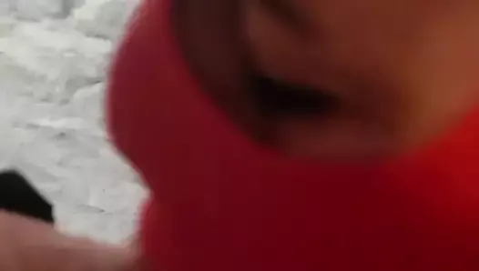 Жена делает минет крупным планом, камшот в БДСМ в красной маске в любительском видео