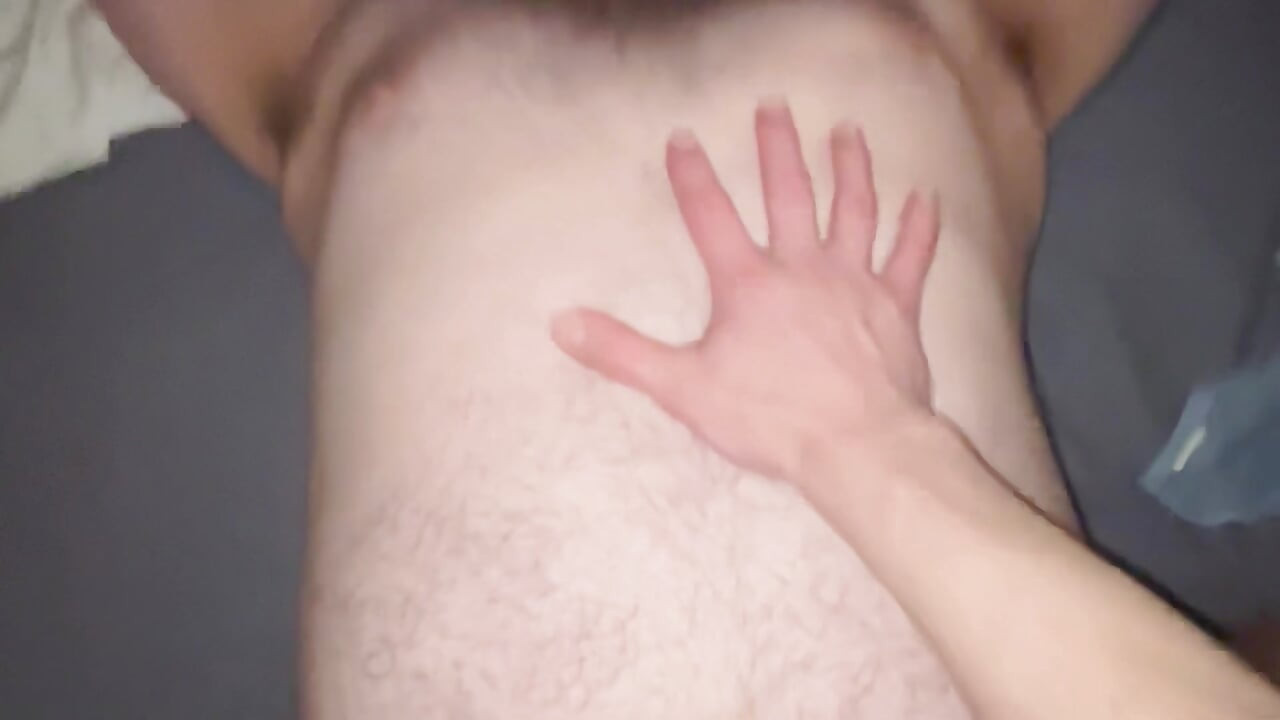 大男が仕事をこなす。