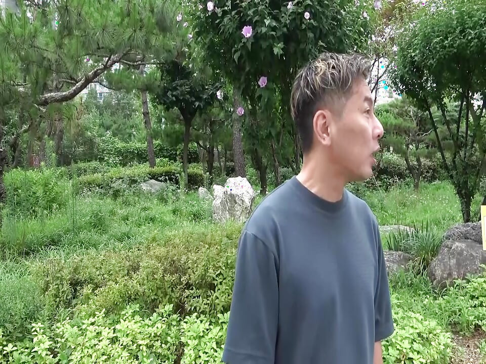 H087G03 At hente en 21-årig koreansk skønhed med krystalklar hvid hud ved hjælp af en oversættelsesapp