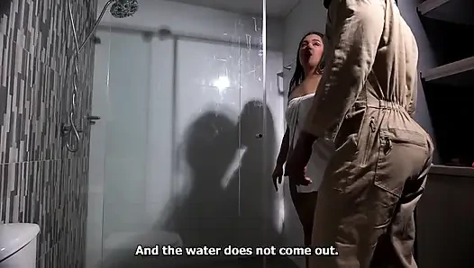 Büyük yaraklı tesisatçı süper götlü müşterisini duşta sikiyor - alejandra garcia ve xander black