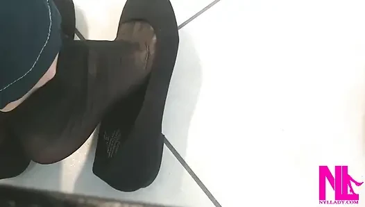 Baumeln in schwarzen wohnungen und schwarzen nylonsocken
