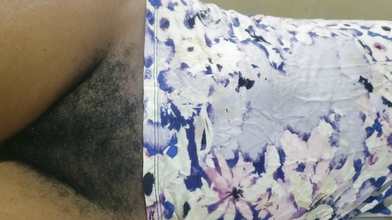 Mira cómo una intérprete adulta traviesa toma una vara gruesa en sus dobleces