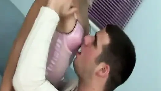 Azgın yarak emiyor bebek Justine kanepede amcığının derinliklerine sert bir yarak alıyor