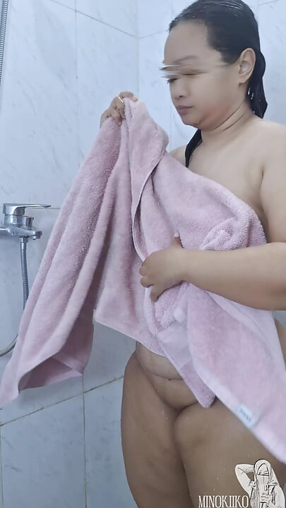 Chị dâu làng hijab hứng tình để lộ thân hình trần truồng gợi cảm của mình trong khi cạo lông âm hộ còn trinh khít khao của cô ấy - Minokiiko