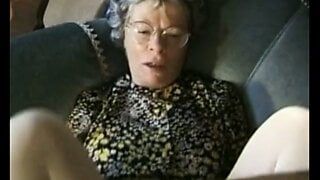 Niemiecka babcia Anna Berger okulary i nylon