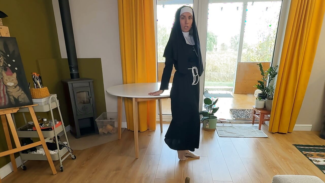 Uma freira fodendo sua buceta sagrada com um dildo gigante