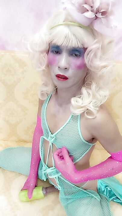 Oanh Le transgender memakai pakaian seksi porn bermain dengan tin tiruan