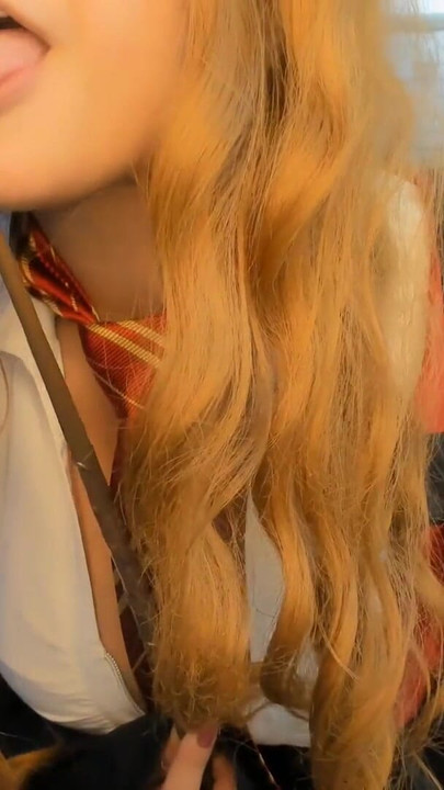 Zapanjujući trenutak iz "Hermione Granger, cosplay iz Harryja Pottera, crveno svjetlo, zeleno svjetlo, drkaj iz igre, VELIKA GUZA POKUŠAJ NE SVRŠITI"