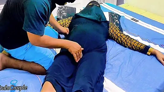 Gadis berhijab menunjukkan memeknya tetapi saudara tiri memilih lubang yang salah.