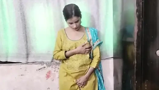 Hizmetçiyi mutfakta yalnız gören ev sahibi penisini arkadan sokmuş.