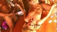 Горячий групповой секс с волосатой киской блондинки