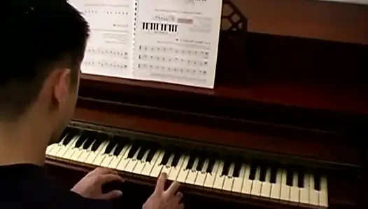 Olgun kaltak misyonerde sikiliyor