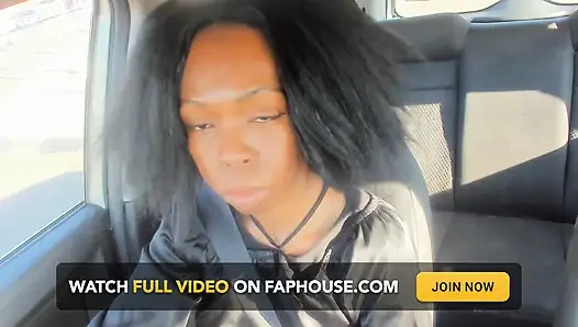 Игра с моим вибратором Lili на улице