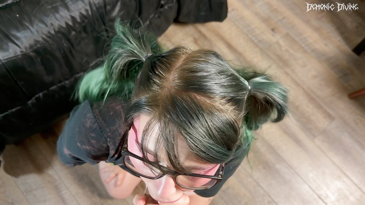 Une coloc pervers se fait prendre ! Baisée pour avoir reniflé tes sous-vêtements !