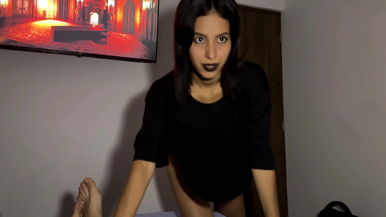 18 yaşındaki gotik Mavis sıkı amına büyük bir boşalma olana kadar şişman bir yarağa sert biniyor!