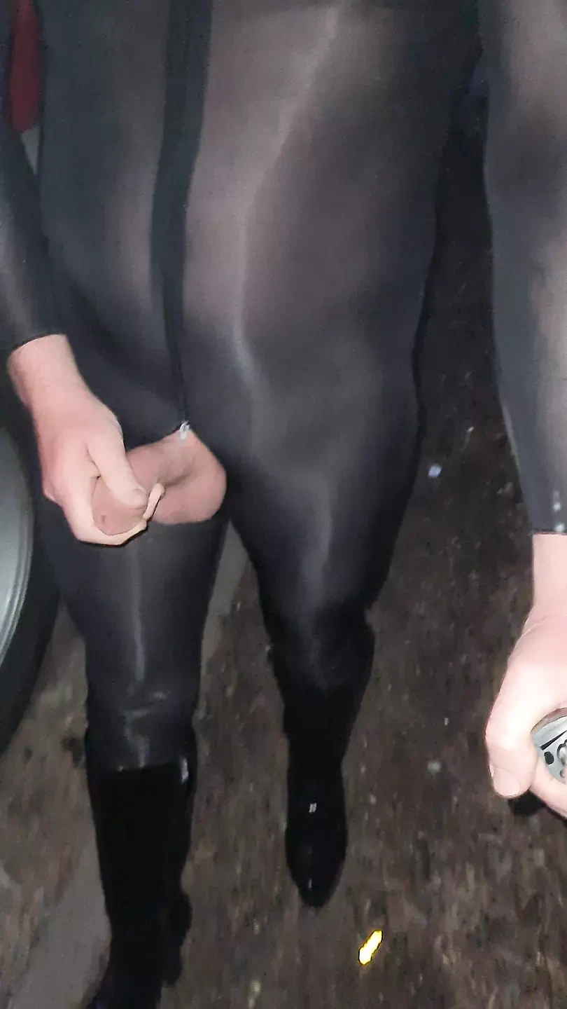 Crossdresser melancap dan memancut mani di luar rumah