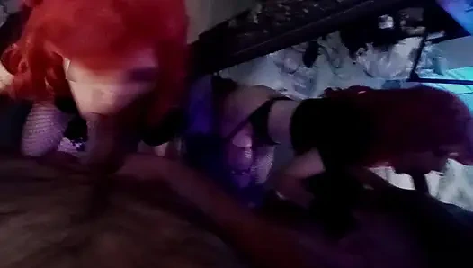 Minyon kızıl saçlı gotik kız aynanın önünde emiyor ve sonra sert sikiliyor