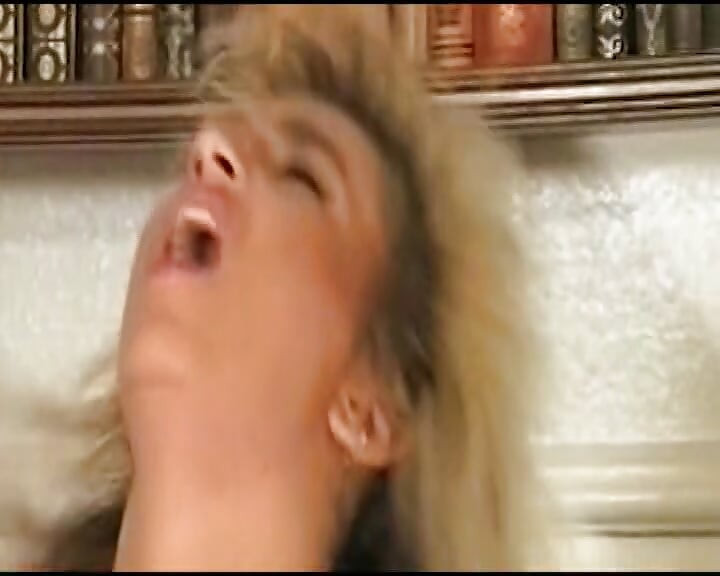 Cewek jerman pantat montok dientot gaya doggy