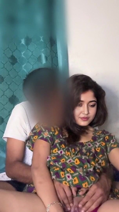 Momento clave de "La chica se frota el dedo del coño y le chupa la polla"
