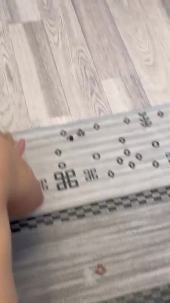 "Amatör orta yaşlı seksi kadın kendini sikiyor" filminden ikonik an
