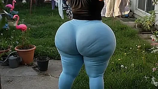 Nachbarin mit dickem arsch in engen, hellblauen leggings und blauem tanga in der Terrasse