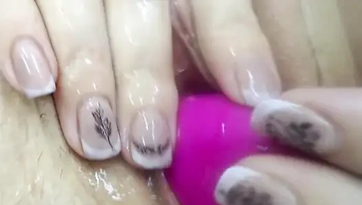 Dia basah mendapatkan orgasme dan menyemprotkan dari dekat