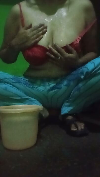 Bhabi nay nahatay waqt apona payas bujaya