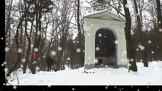 Yaşlı adam açık havada orta yaşlı seksi kadını sikiyor ve genç bir kızın ağzına boşalıyor