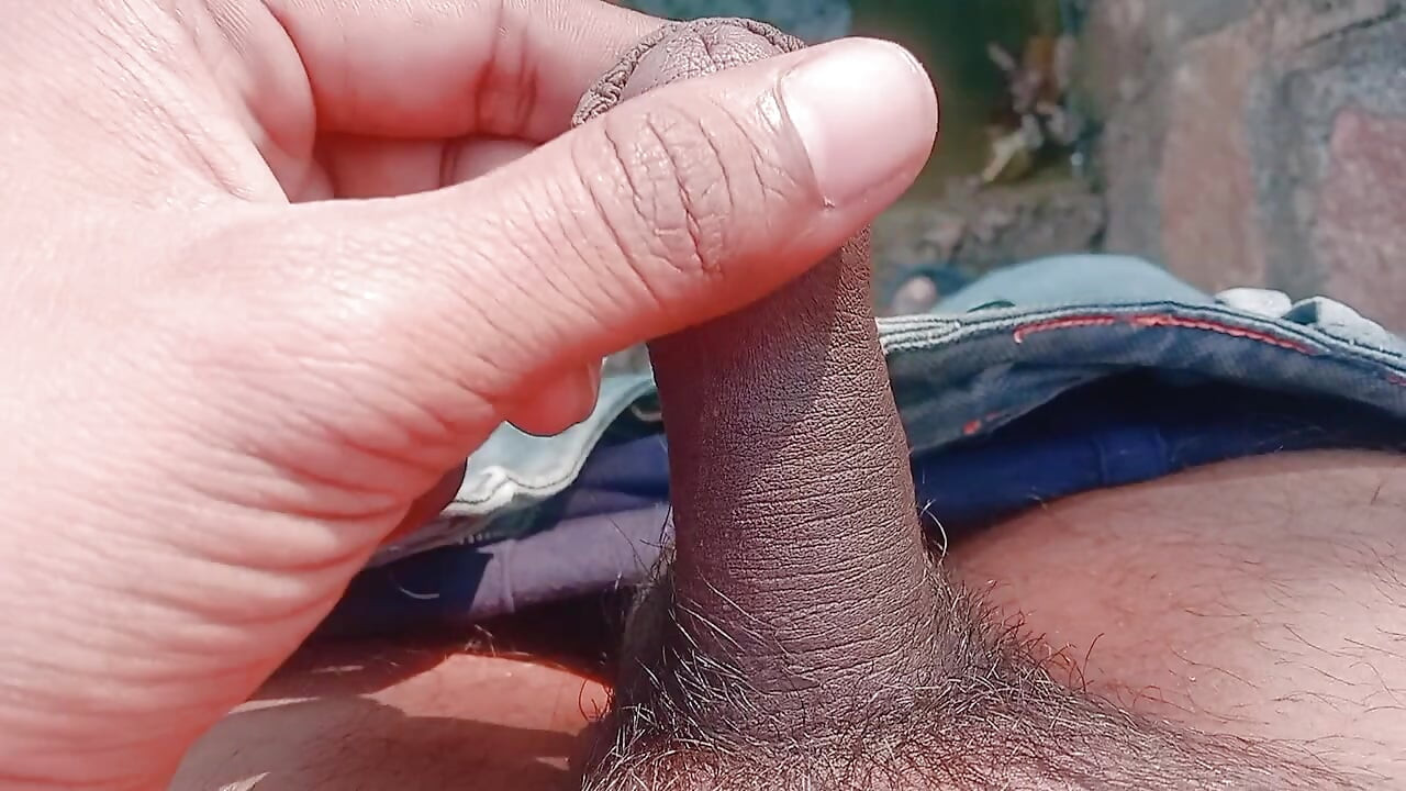 Desi tinejdžerski dečko u šumi