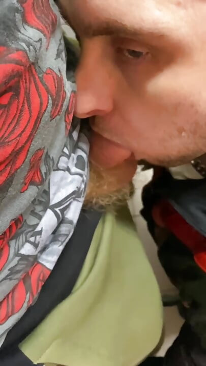 チャブ・スカリーの衣装を着たキンキシリウスがレザーベアに公衆トイレで激しく吸われる