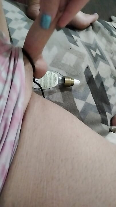 Une fille s’amuse avec une bite