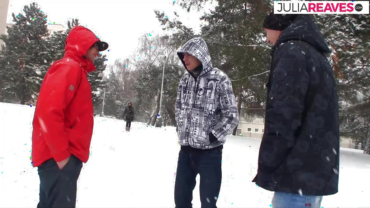 Μωρό αναπηδά το μουνί του σε έναν τεράστιο πούτσο στον καναπέ καθώς ο εραστής παρακολουθεί